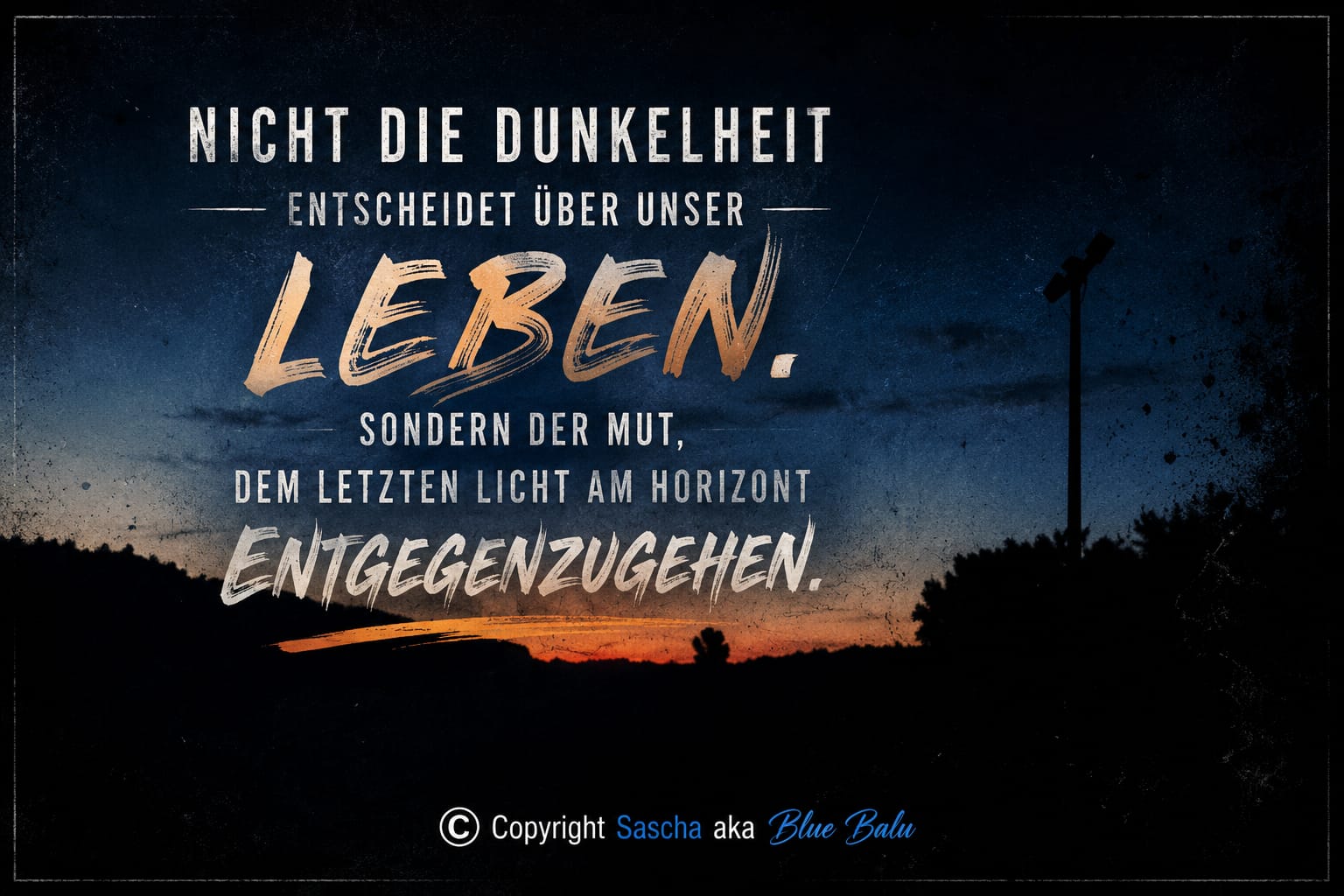 Dunkle Landschaft mit einem letzten Lichtstreifen am Horizont und einem Gedanken über Mut